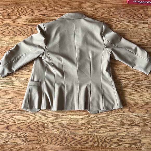 Cream Colored Quarter Sleeve Blazer Size Medium - Picture 4 of 4